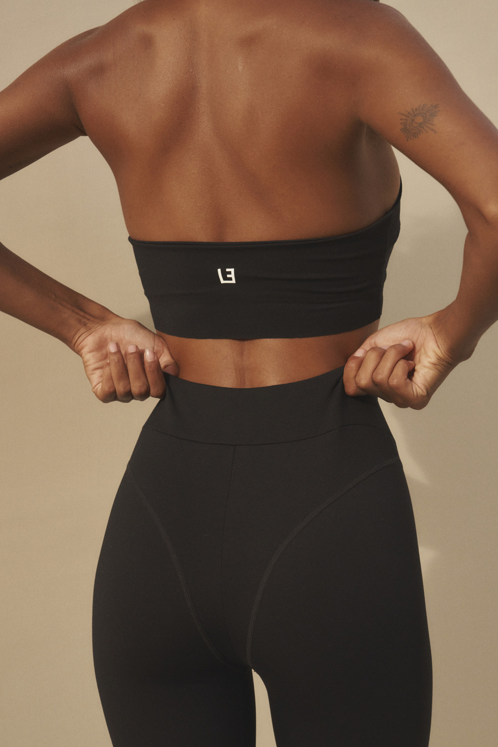 LEISURE HALTER TOP NOIR